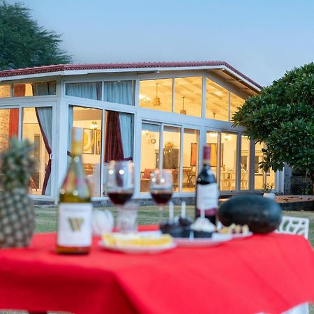 Stayvista At Idyllic Farmhouse - A Glasshouse With Outdoor Pool Gurgaon Esterno foto