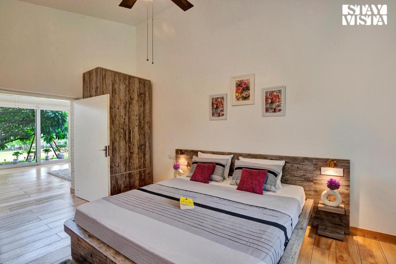 Stayvista At Idyllic Farmhouse - A Glasshouse With Outdoor Pool Gurgaon Esterno foto