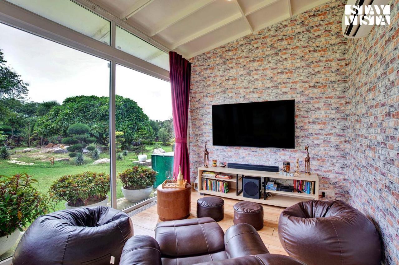 Stayvista At Idyllic Farmhouse - A Glasshouse With Outdoor Pool Gurgaon Esterno foto