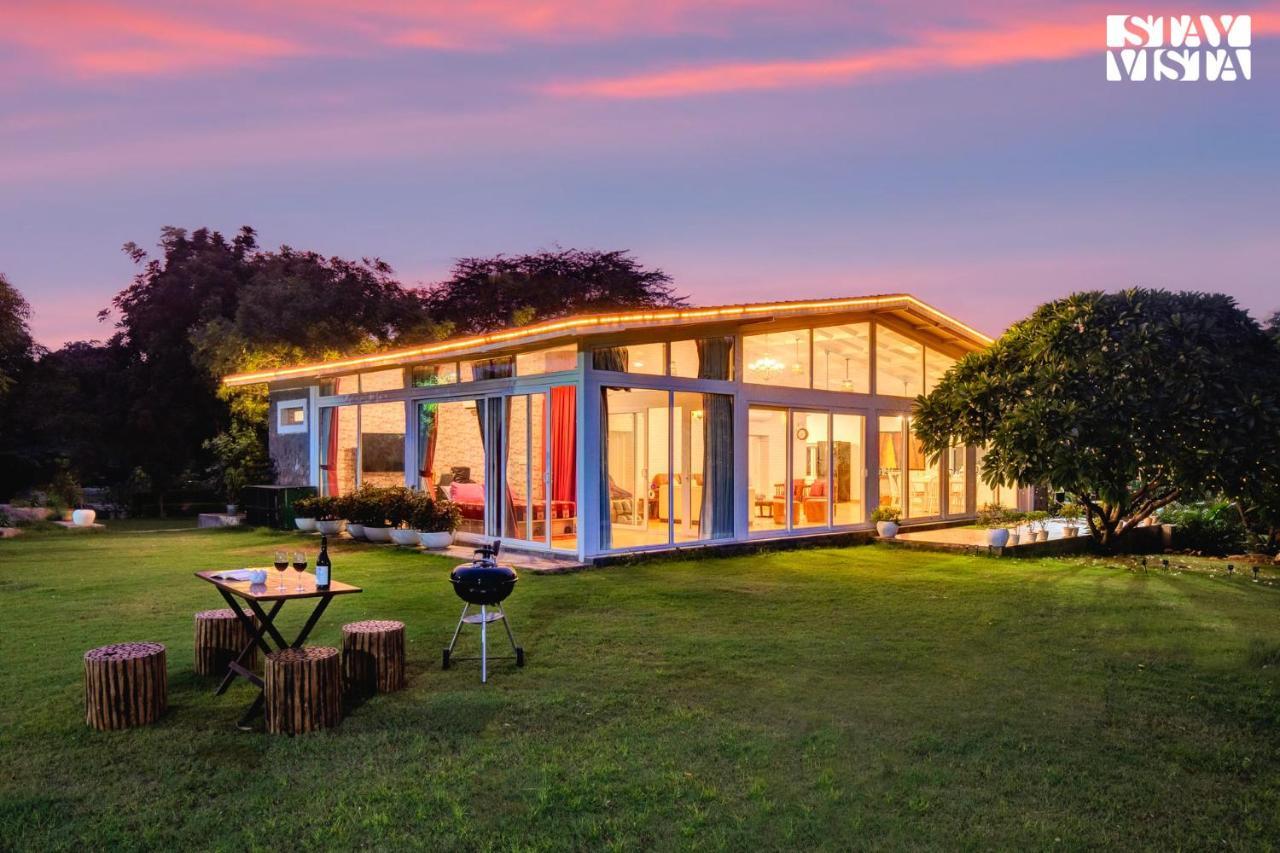 Stayvista At Idyllic Farmhouse - A Glasshouse With Outdoor Pool Gurgaon Esterno foto