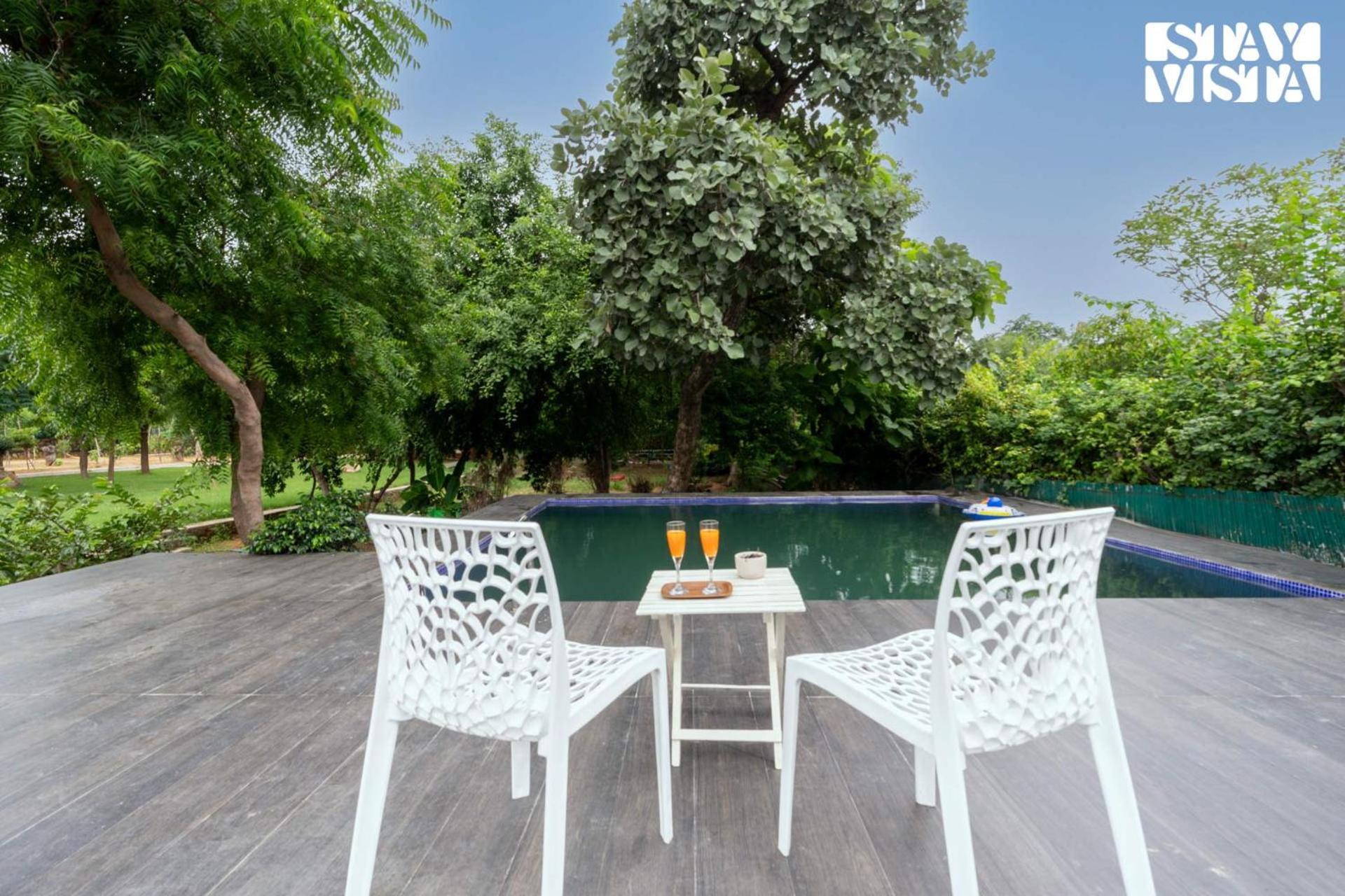 Stayvista At Idyllic Farmhouse - A Glasshouse With Outdoor Pool Gurgaon Esterno foto